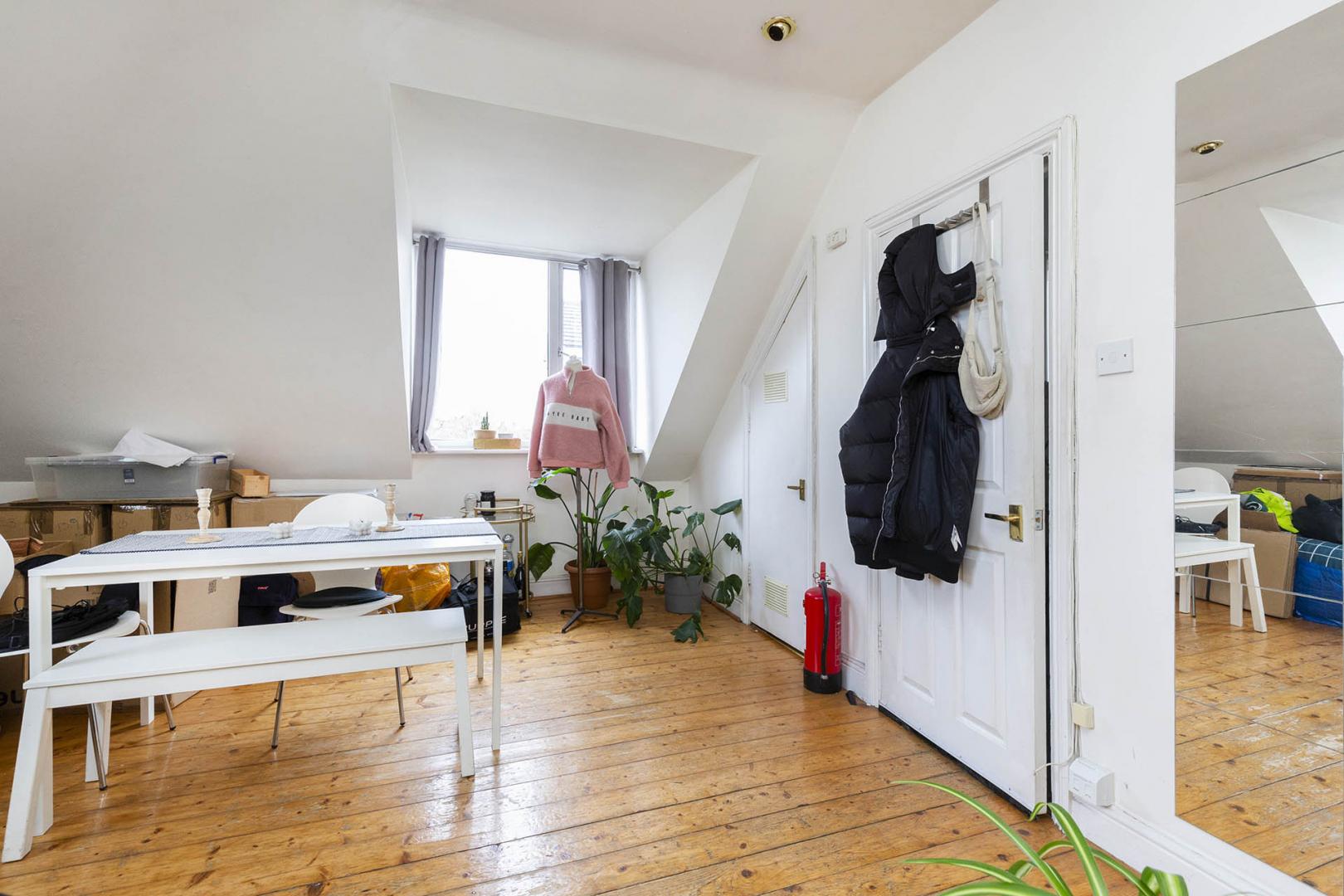 Modern Apartment Mapesbury Road, Willesden Green